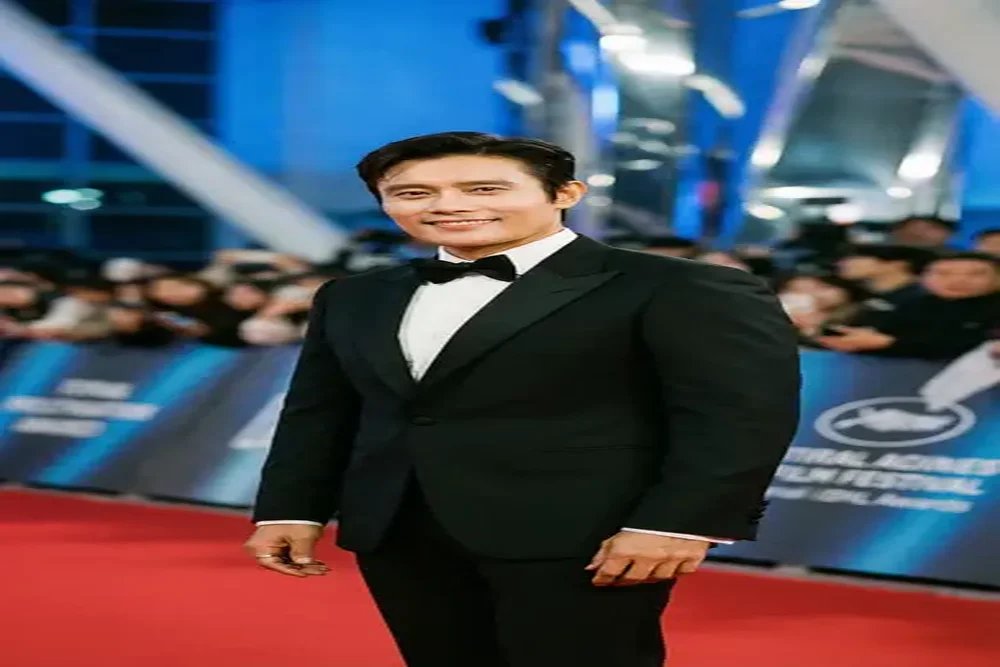 困困兔合作国际男演员红毯照